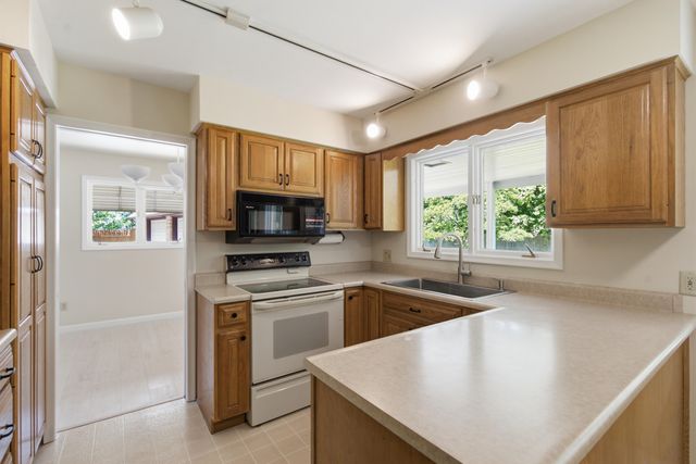 2121 Lakewood Drive, Kalamazoo Twp, MI 49001
