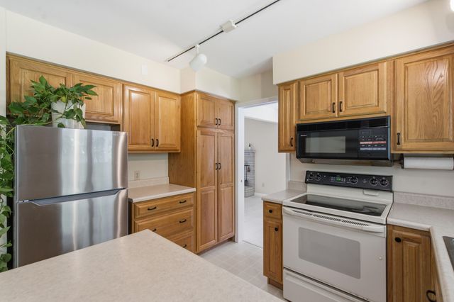 2121 Lakewood Drive, Kalamazoo Twp, MI 49001