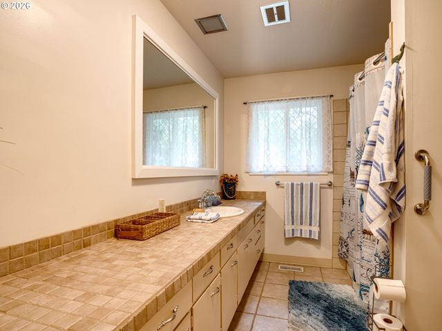 9250 Ne LEVEE Rd, Portland, OR 97211
