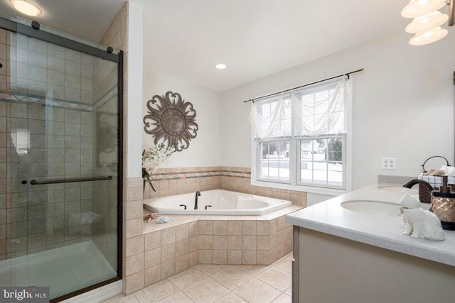 1 COSTA CT, Langhorne, PA 19047