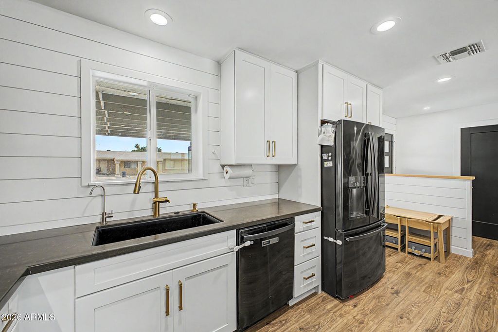 Image 4 of property listing at 1026 W HALSTEAD Drive, Phoenix, AZ 85023