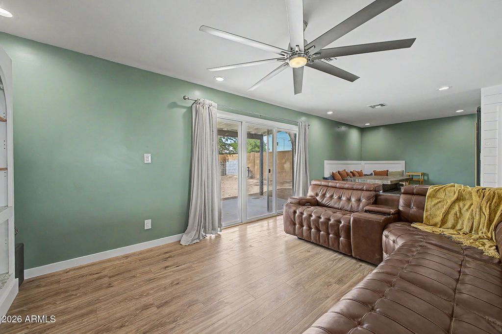 Image 9 of property listing at 1026 W HALSTEAD Drive, Phoenix, AZ 85023