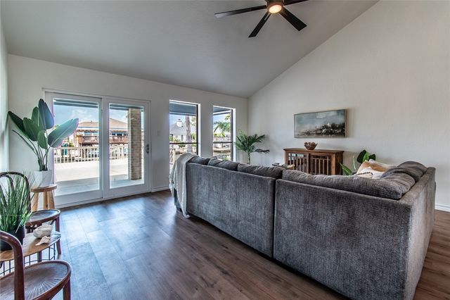 13826 Brigantine Dr, Corpus Christi, TX 78418