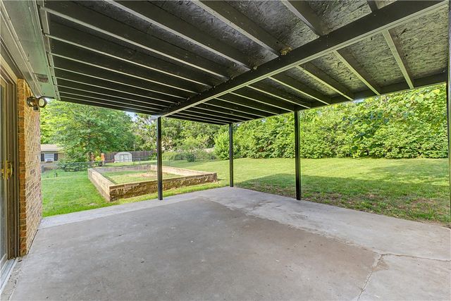 2040 N Lisa Lane, Fayetteville, AR 72703