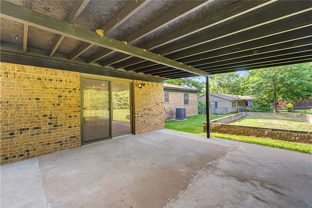 2040 N Lisa Lane, Fayetteville, AR 72703
