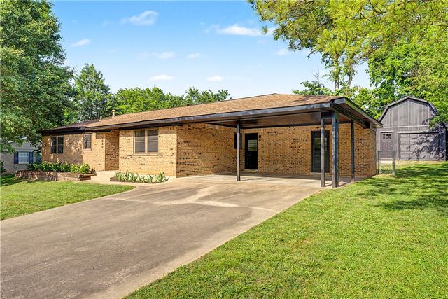 2040 N Lisa Lane, Fayetteville, AR 72703