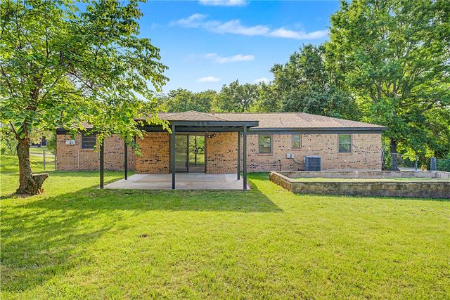 2040 N Lisa Lane, Fayetteville, AR 72703