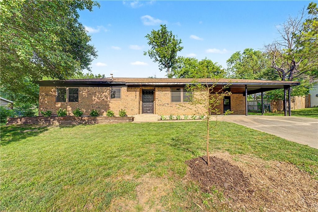 2040 N Lisa Lane, Fayetteville, AR 72703