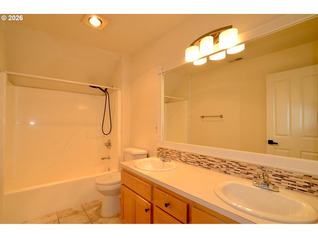 8994 Se HIGHGATE Dr, Happy Valley, OR 97086