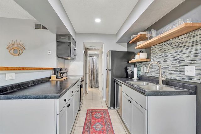 2750 Holly Hall 812, Houston, TX 77054