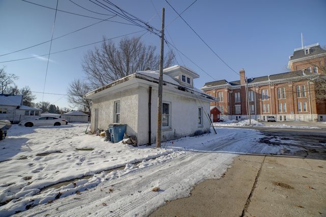 215 S 3rd Street, Watseka, IL 60970