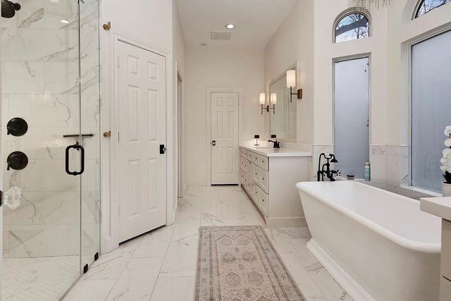 2 Graceful Elm Court, The Woodlands, TX 77381