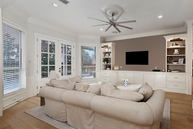 2 Graceful Elm Court, The Woodlands, TX 77381