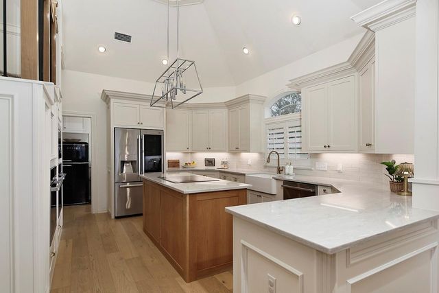 2 Graceful Elm Court, The Woodlands, TX 77381