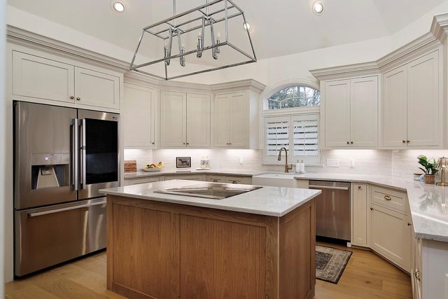 2 Graceful Elm Court, The Woodlands, TX 77381