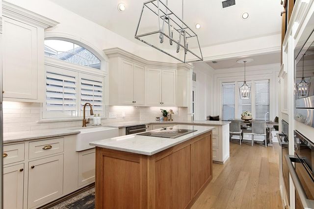 2 Graceful Elm Court, The Woodlands, TX 77381