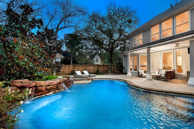 2 Graceful Elm Court, The Woodlands, TX 77381