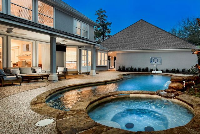 2 Graceful Elm Court, The Woodlands, TX 77381