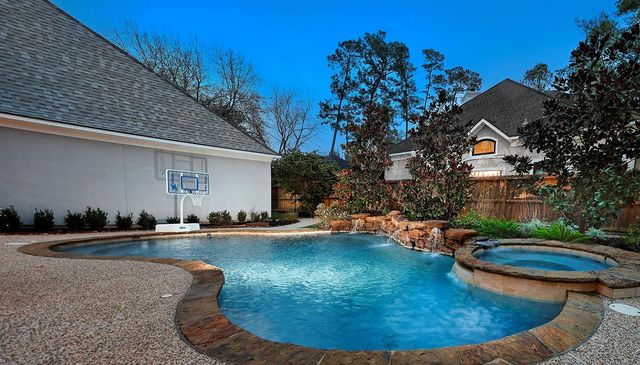 2 Graceful Elm Court, The Woodlands, TX 77381