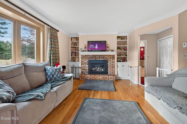 5 Southwood Drive, Clifton Park, NY 12019