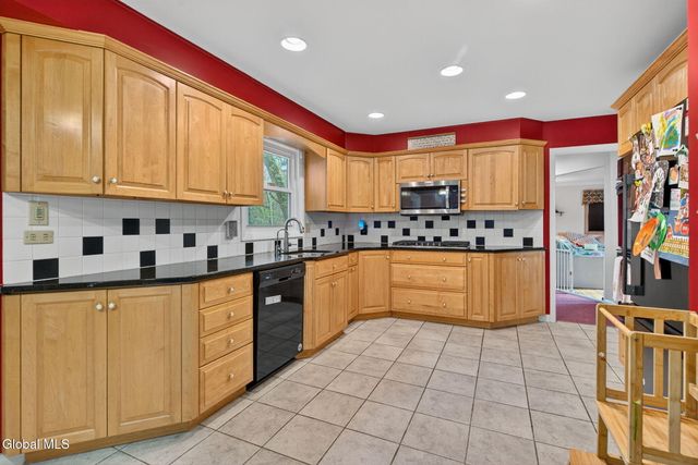 5 Southwood Drive, Clifton Park, NY 12019