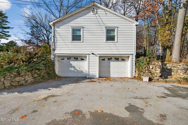 5 Southwood Drive, Clifton Park, NY 12019