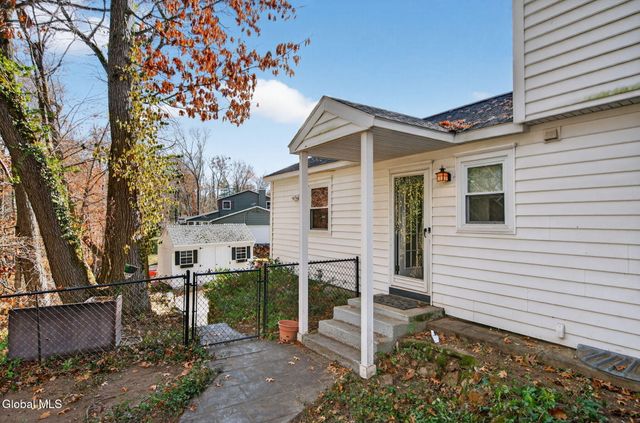 5 Southwood Drive, Clifton Park, NY 12019