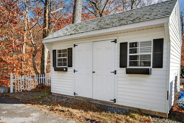 5 Southwood Drive, Clifton Park, NY 12019