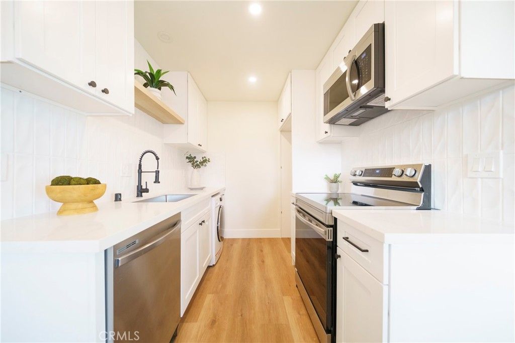 Image 8 of property listing at 5500 Ackerfield Avenue 105, Long Beach, CA 90805