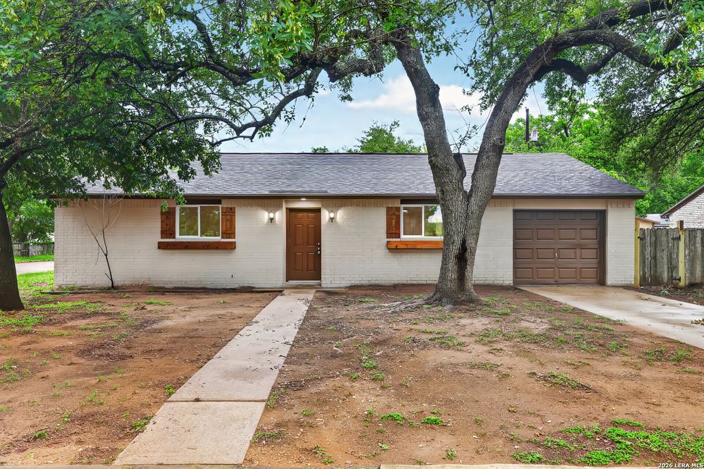 203 Haverlah Rd, Pleasanton, TX 78064
