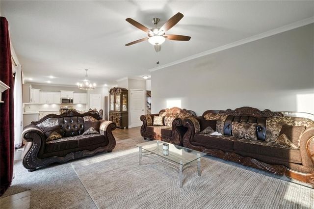 10838 N Bristol Avenue, Kansas City, MO 64156