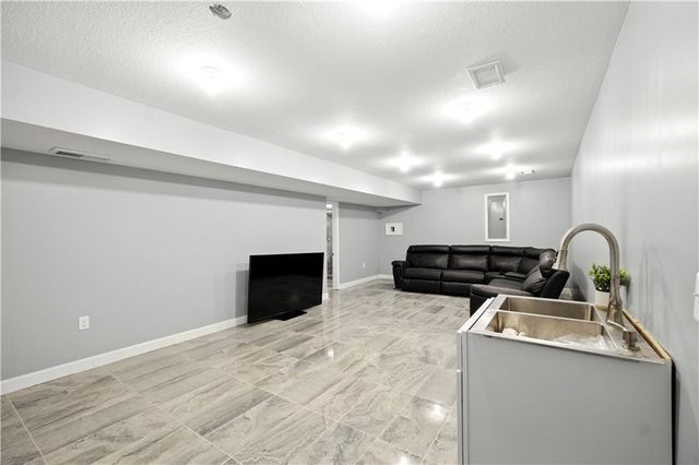 10838 N Bristol Avenue, Kansas City, MO 64156