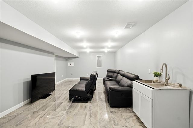 10838 N Bristol Avenue, Kansas City, MO 64156
