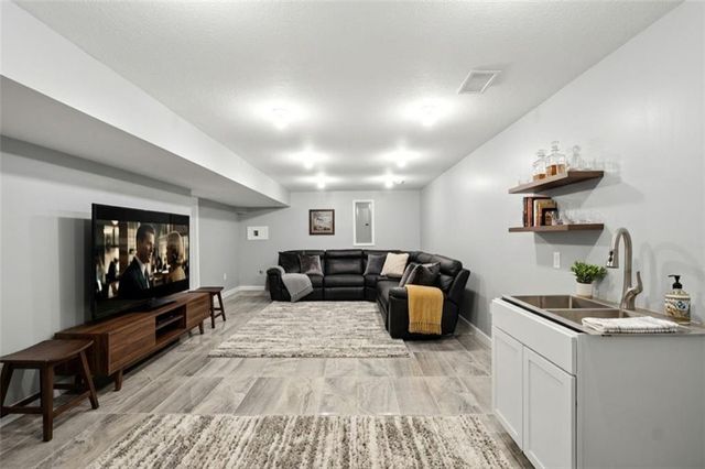 10838 N Bristol Avenue, Kansas City, MO 64156
