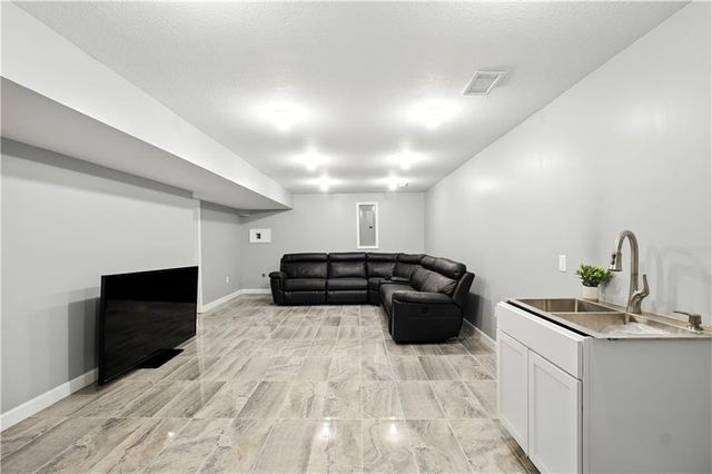10838 N Bristol Avenue, Kansas City, MO 64156