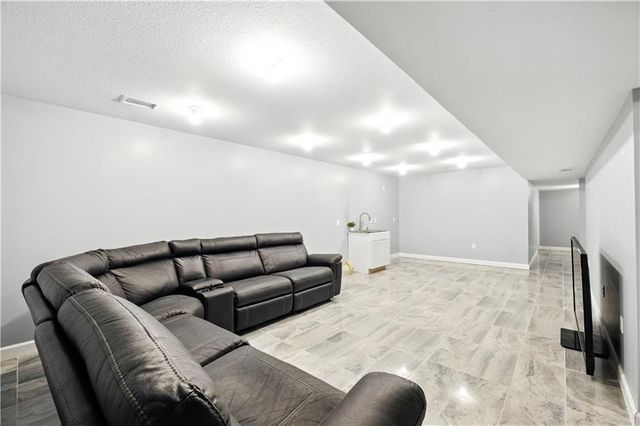 10838 N Bristol Avenue, Kansas City, MO 64156
