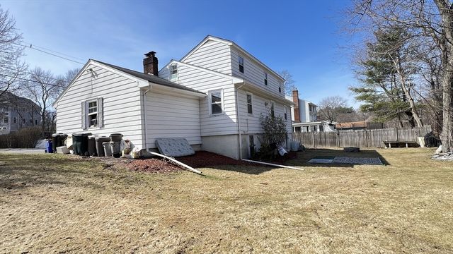 2 Carpenter Rd, Lynnfield, MA 01940