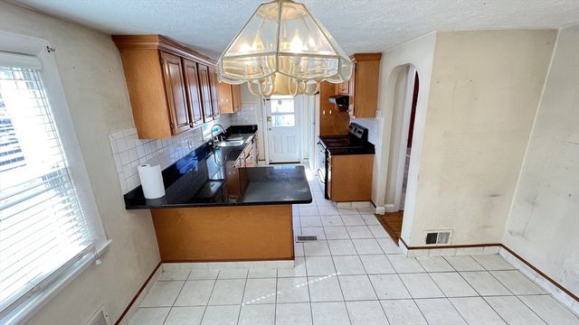 2 Carpenter Rd, Lynnfield, MA 01940