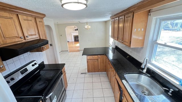 2 Carpenter Rd, Lynnfield, MA 01940