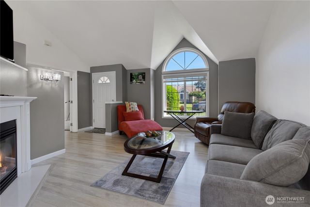 4 Lakewood Oaks Drive, Lakewood, WA 98499