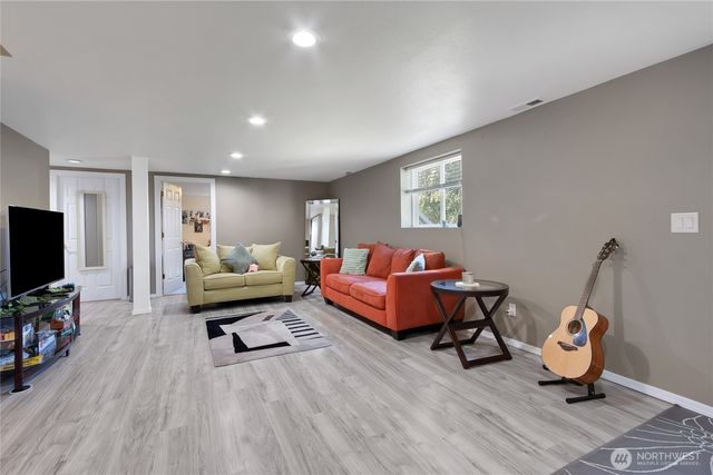 4 Lakewood Oaks Drive, Lakewood, WA 98499