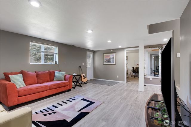 4 Lakewood Oaks Drive, Lakewood, WA 98499
