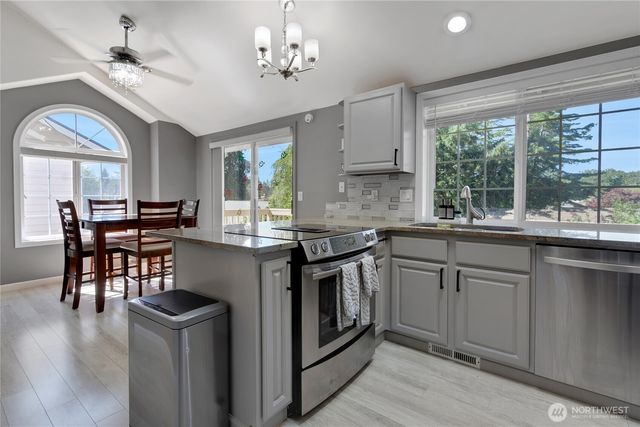 4 Lakewood Oaks Drive, Lakewood, WA 98499
