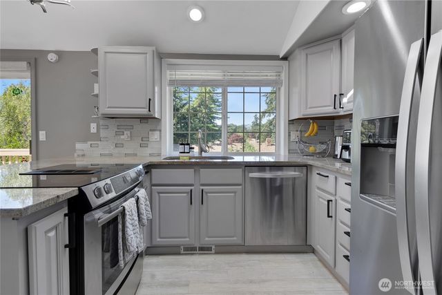 4 Lakewood Oaks Drive, Lakewood, WA 98499
