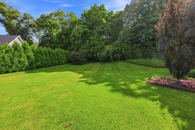 4 N Hills Ln, Wilbraham, MA 01095