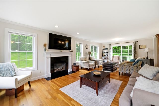 4 N Hills Ln, Wilbraham, MA 01095