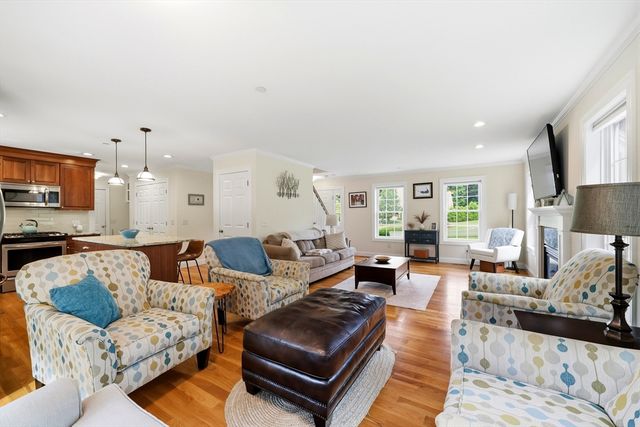4 N Hills Ln, Wilbraham, MA 01095