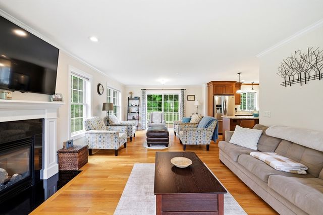 4 N Hills Ln, Wilbraham, MA 01095