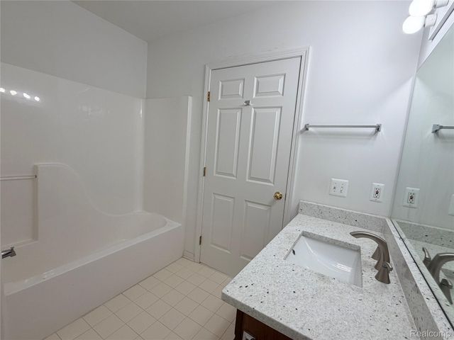 2710 S Knightsbridge Circle, Ann Arbor, MI 48105