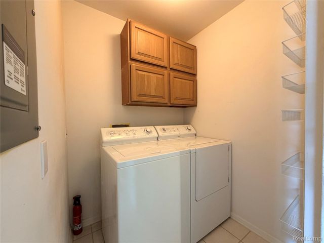2710 S Knightsbridge Circle, Ann Arbor, MI 48105
